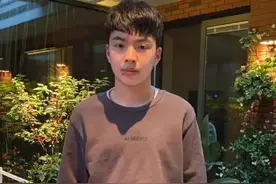 王中磊15岁儿子近照曝光，气质成熟稳重，网友：霸道总裁范图片