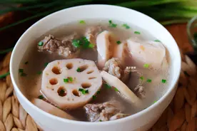 莲藕排骨汤最简单的做法，汤清味鲜，秋天做给家人喝，营养又滋补图片