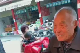 95岁父亲给65岁儿子买鸡腿吃，儿子爱面子，连连摆手图片