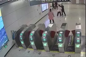 画面曝光！青岛一年轻女子用老年卡乘地铁被查后竟殴打执法队员，行拘图片