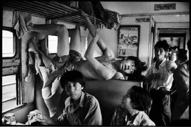 40年时间，20万张底片，在他拍摄的绿皮火车上，你能找到自己图片