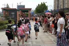 育儿专家狠批中国父母“接娃行为”，家长痛斥：站着说话不腰疼？图片