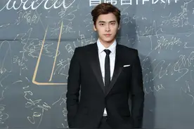 李易峰身穿黑色西装，气质身材满分在线图片