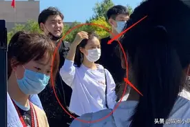 赵今麦去中戏报到上大学，路人的镜头没有滤镜，皮肤身材好真实图片