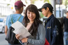 【国外街拍】第37期，墨尔本唐人街的日本女孩，典型的东方面孔！图片