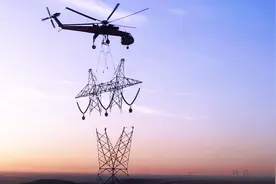 山上高压铁塔怎么安装？全部是直升机吊上去的，解开我多年疑惑！