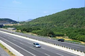 高速ETC通道一片清冷，人工通道却往来不绝，车主：我宁愿排队图片