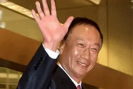 离开中国才多久，富士康老总郭台铭就又想重新回国？看这脸打得图片