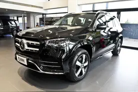 比人都高的豪华旗舰SUV，7座设计原装进口，带你看奔驰GLS图片