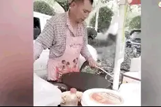 女儿1年后回家假装路人买父亲的煎饼，下一秒父亲的反应既真实又感动图片