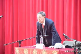 85岁杨振华精神抖擞，走进嘻哈包袱铺，将毕生经验分享给年轻相声演员图片