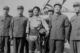 黄植诚：驾百万战机回归大陆，受邓小平亲切接见，被授少将军衔图片