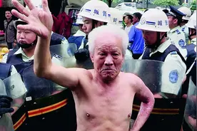 城管和小贩的日与夜：再难我也要在城市里待下去图片