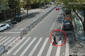 惊险！儿子被车撞的瞬间，父亲闪电出手放大招  这场景上了热搜！图片