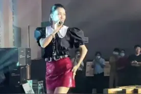 42岁王蓉赚钱不容易，参加商演场地简陋，仍卖力演出又唱又跳图片