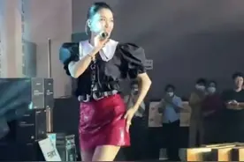 42岁王蓉赚钱不容易，参加商演场地简陋，仍卖力演出又唱又跳图片