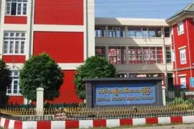 缅甸仰光一妇科医院400多名参与罢工的医护人员，被要求接受调查图片