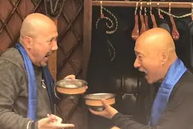 以前的酒局上都是大碗喝酒，现如今喝酒为什么要改用小杯子？图片