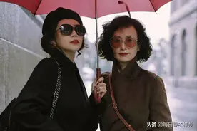 中年女人怎么穿摆脱老气？看这位妈妈的穿搭，年过50依旧有品位图片