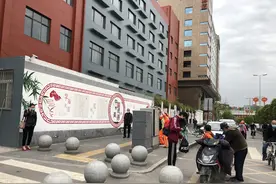 西安各中学非毕业年级复课首日 一位爸爸骑摩托车20公里送儿子到校图片