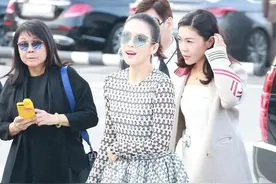 章子怡美到国外去！黑白“蚂蚁裙”配高马尾，气质高级优雅太惊艳图片