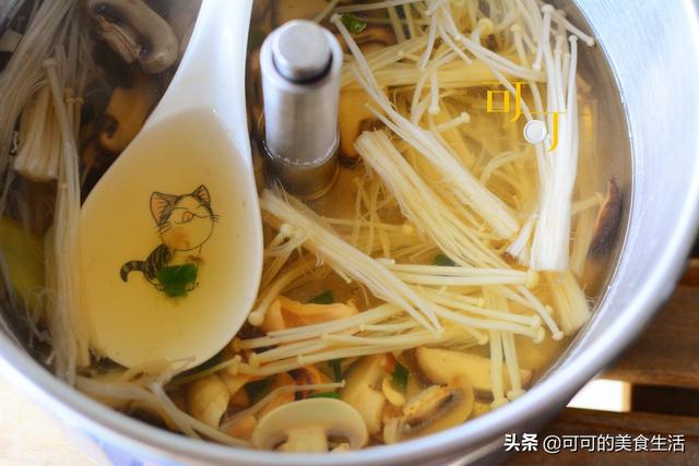 家里的墨鱼干不知道怎么吃？加上菌菇一起炖个汤，太鲜了