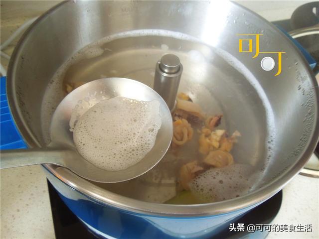 家里的墨鱼干不知道怎么吃？加上菌菇一起炖个汤，太鲜了