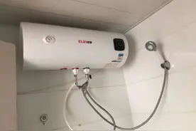 太吓人！合肥一住户准备洗澡时，热水器上突然出现黑色蟒蛇！图片
