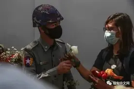 这就是素质！缅甸游行示威群众给防暴警察送花，主动清理游行垃圾图片