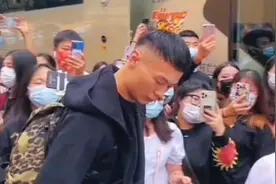一夜3消息：汤杰随广东前往诸暨 周琦发博遭羞辱 小丁训练失误连连图片