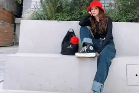 朴山多拉的穿搭也太显嫩了，粉色针织配牛仔裤，说是十八岁我都信图片