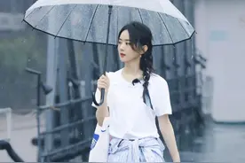 赵丽颖私服穿搭太有范了，吊带搭配休闲裤，高级有气质图片