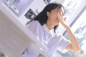 00后治愈系清纯少女白皙美腿性感-教室唯美写真图片