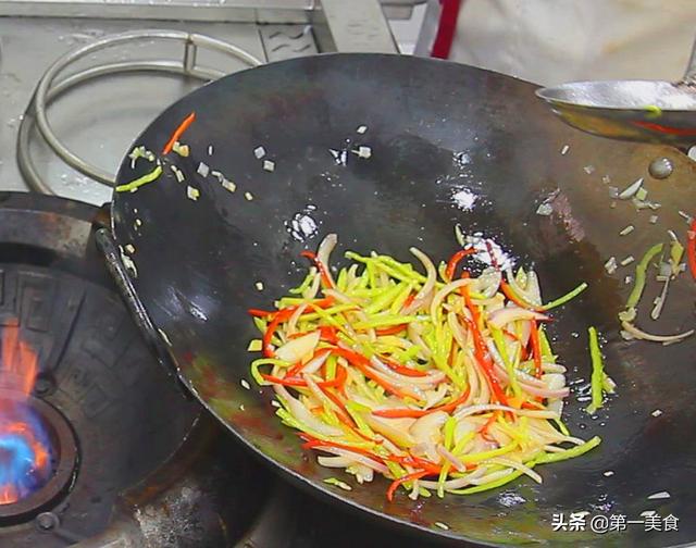 街边7块钱一份的炒米粉，厨师长教你在家做，粉丝不坨块不粘锅