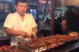 去新疆吃“巨型”羊肉串，2人一起吃5串，结账时问三遍：没算错？图片