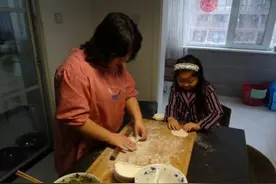 “熊孩子”倒地撒泼惹围观，奶奶一句话立马乖乖爬起，家长都该学图片