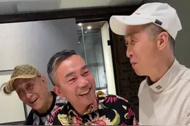 “条子”跟“杨光”把酒言欢，杨议激动落泪，兄弟重归于好图片