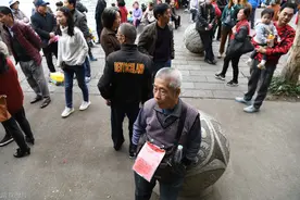 我在深圳打工，老婆在老家上班，回老家探亲，发现老婆另有所爱图片