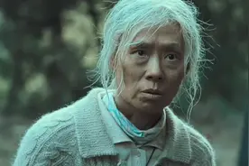 老人发现自家山上有座金山，男子想独吞，骗她说这是黄泥土图片