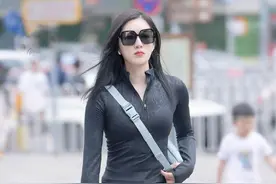 不得不说，美女回头一笑很迷人图片