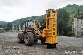 装载机带的高速液压夯实机施工图片，写资料需要的尽管拿去用图片