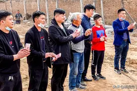 河南滑县：干柳树村建设文化广场，9岁儿童捐出1000元压岁钱图片