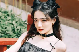 徐璐穿抹胸紧身裙秒变暗黑萝莉 性感魅惑眼神撩人图片