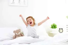 宝宝半夜总是醒来，父母叫苦不堪，孩子的“隐藏睡眠”父母要了解图片