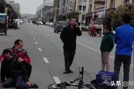 身边最亮的星：快递小哥跪地半小时救人图片