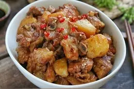 土豆烧排骨，耳熟能祥的家常菜，这菜实在是太下饭图片