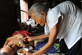 98岁老母亲照顾瘫痪儿子40多年，离世前牵挂的依然是儿子图片
