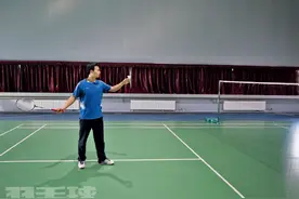 技术纠错：发球技术之正手发平高远球图片