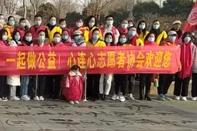 商丘市睢阳区：爷爷带三岁孙女公园捡垃圾，称培养她做环保和志愿的习惯图片