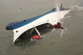 韩国沉没三年无力打捞的客轮，是如何被中国七个小时打捞起来的图片